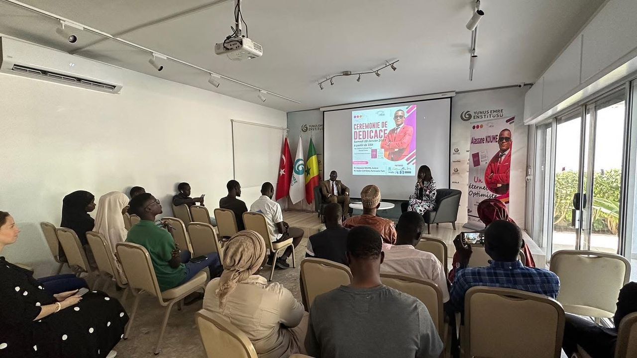 Alassane Koumé lors d'une conférence sur la lecture